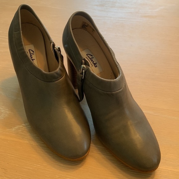 Clark’s Narrative Leather Grace Lola booties size 6, stacked 3” heel New in Box - Picture 3 of 9